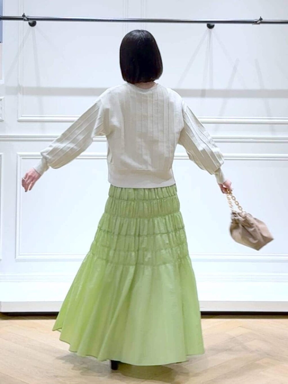 ホワイト系のカーディガン/ボレロ、ベージュ系のショルダーバッグ、ブラック系のパンプスを着用したレディースの春コーディネートの4枚目の写真