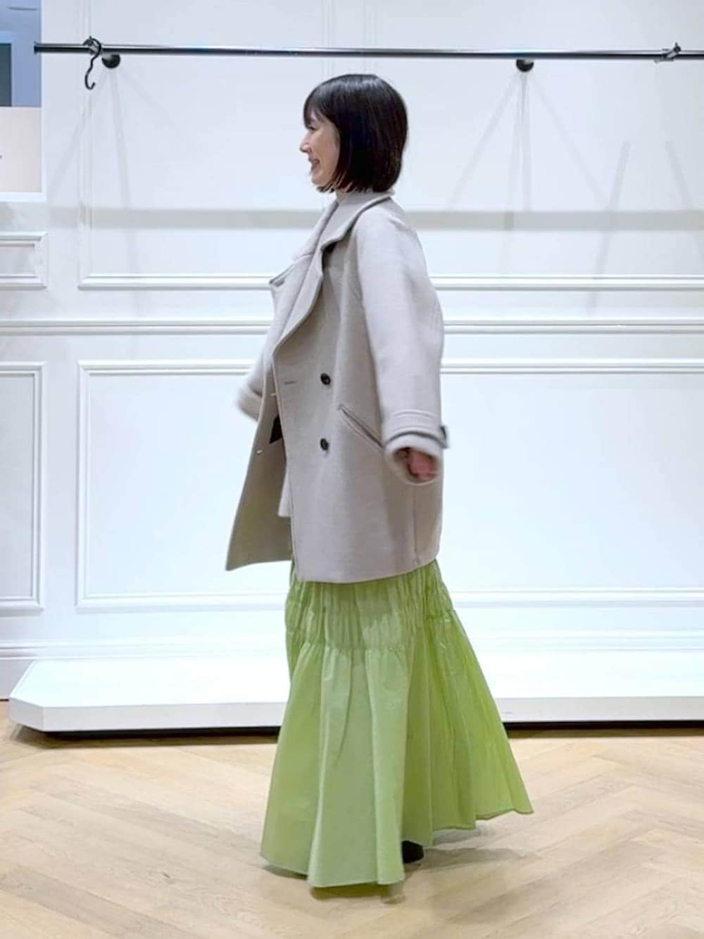 ベージュ系のピーコート、ホワイト系のニット/セーター、ブラウン系のローファーを着用したレディースの冬コーディネートの5枚目の写真