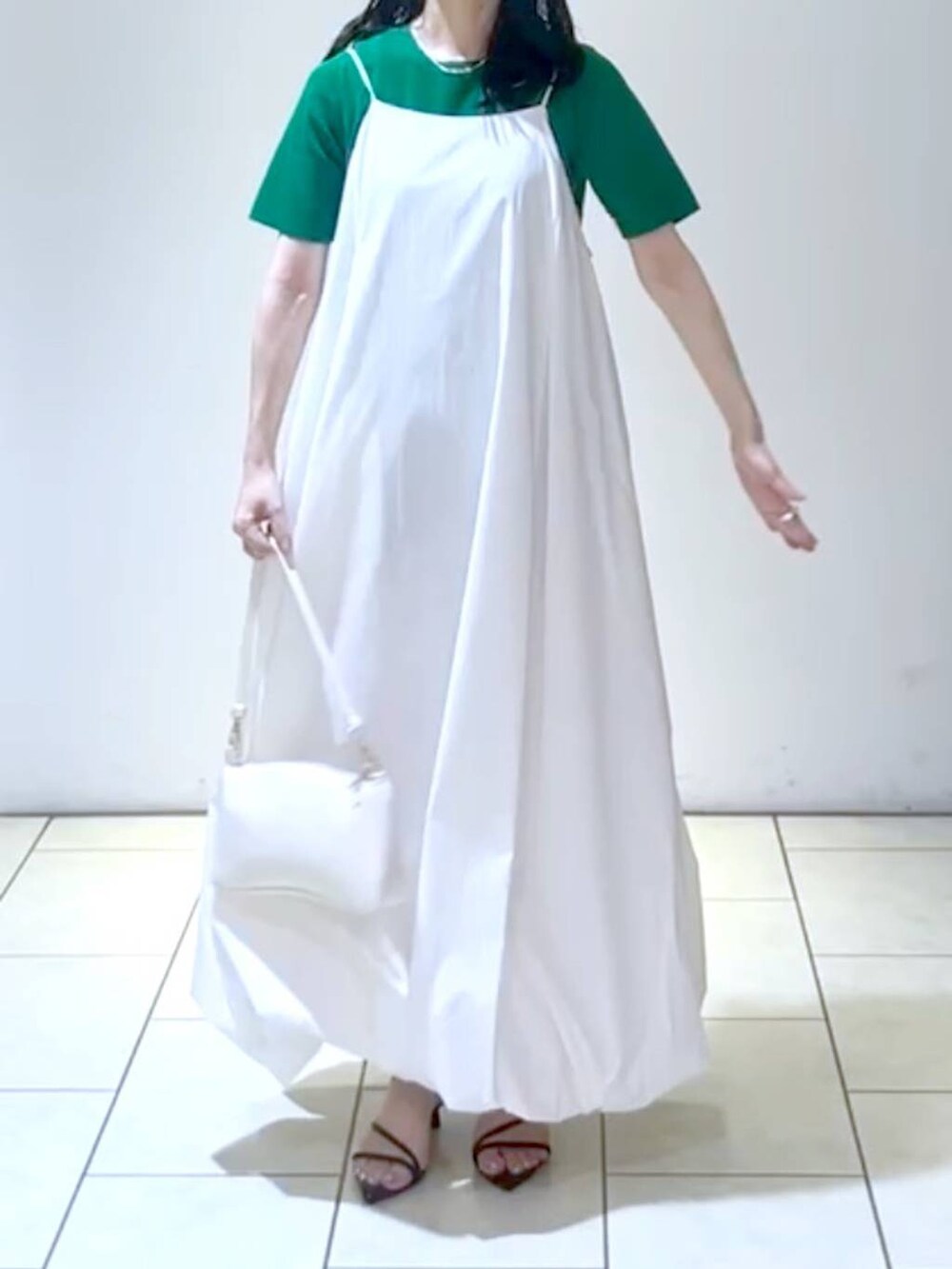 ブラック系のサンダル、グリーン系のTシャツ/カットソー、ホワイト系のショルダーバッグを着用したレディースの夏コーディネートの5枚目の写真