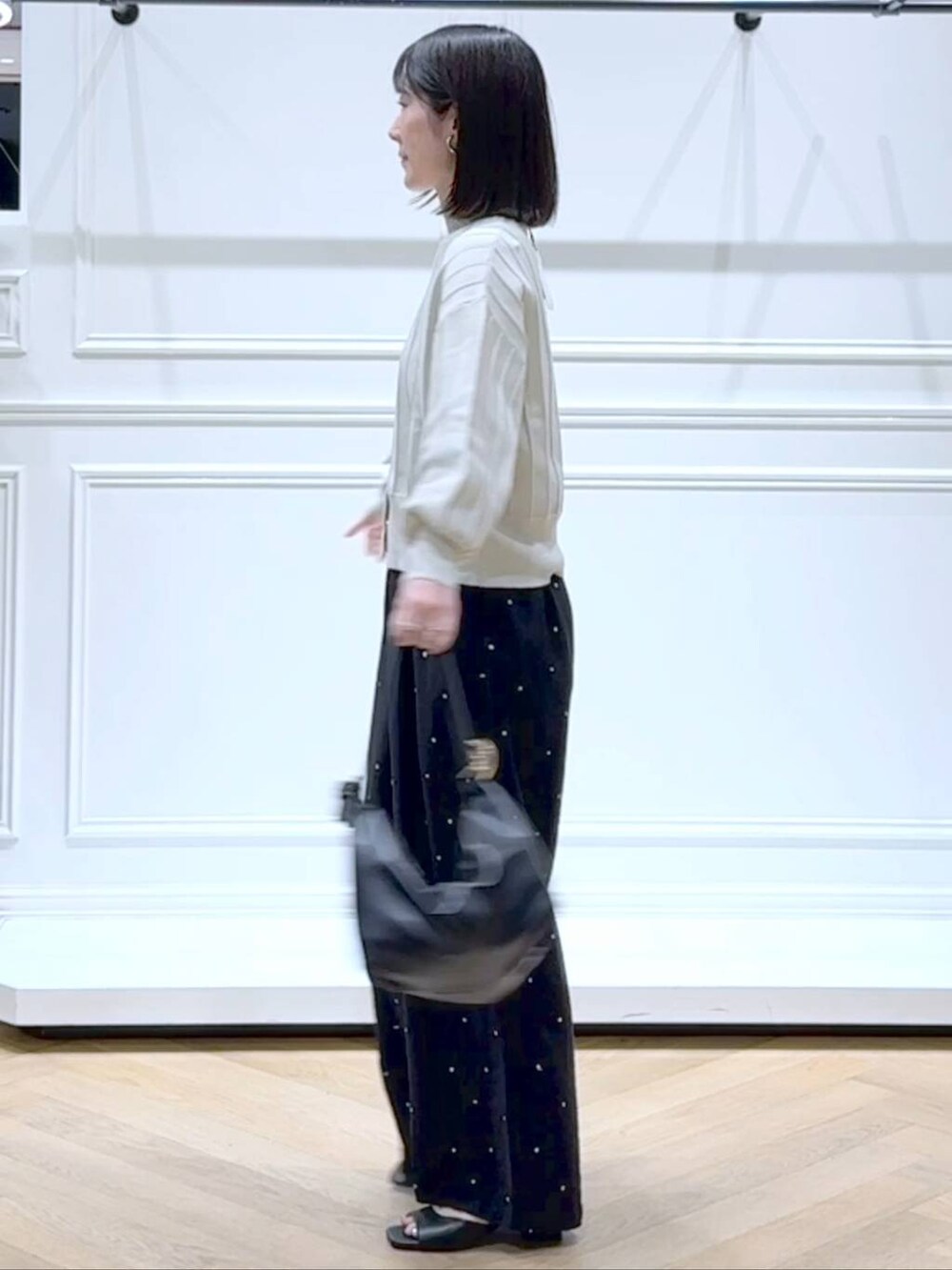 ホワイト系のカーディガン/ボレロ、ブラック系のショルダーバッグ、ブラック系のパンプスを着用したレディースの春コーディネートの5枚目の写真