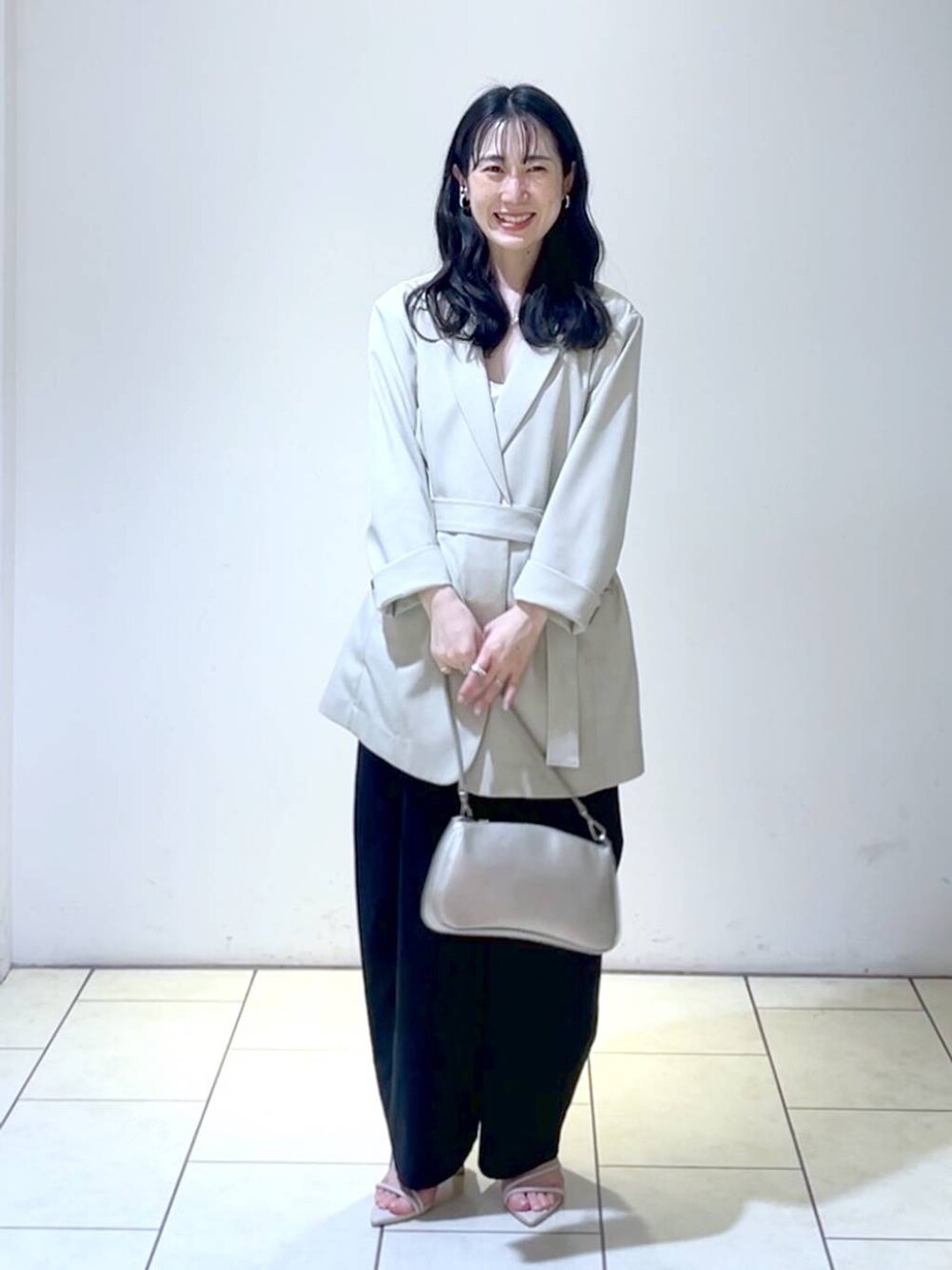 ホワイト系のサンダル、シルバー系のショルダーバッグ、ブラック系のその他パンツを着用したレディースの春コーディネートの6枚目の写真