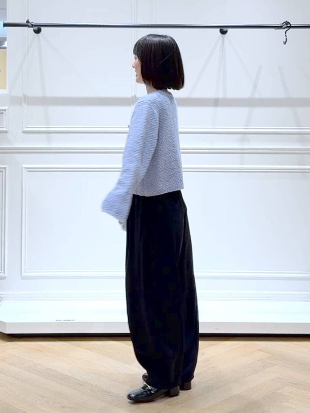 ブラック系のローファー、ブラック系のスラックス、ブルー系のカーディガン/ボレロを着用したレディースの冬コーディネートの5枚目の写真