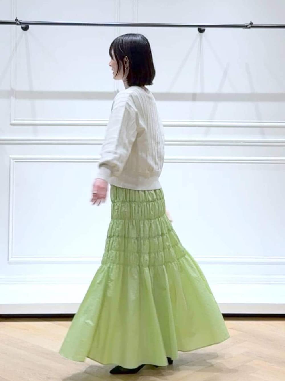 ホワイト系のカーディガン/ボレロ、ベージュ系のショルダーバッグ、ブラック系のパンプスを着用したレディースの春コーディネートの5枚目の写真