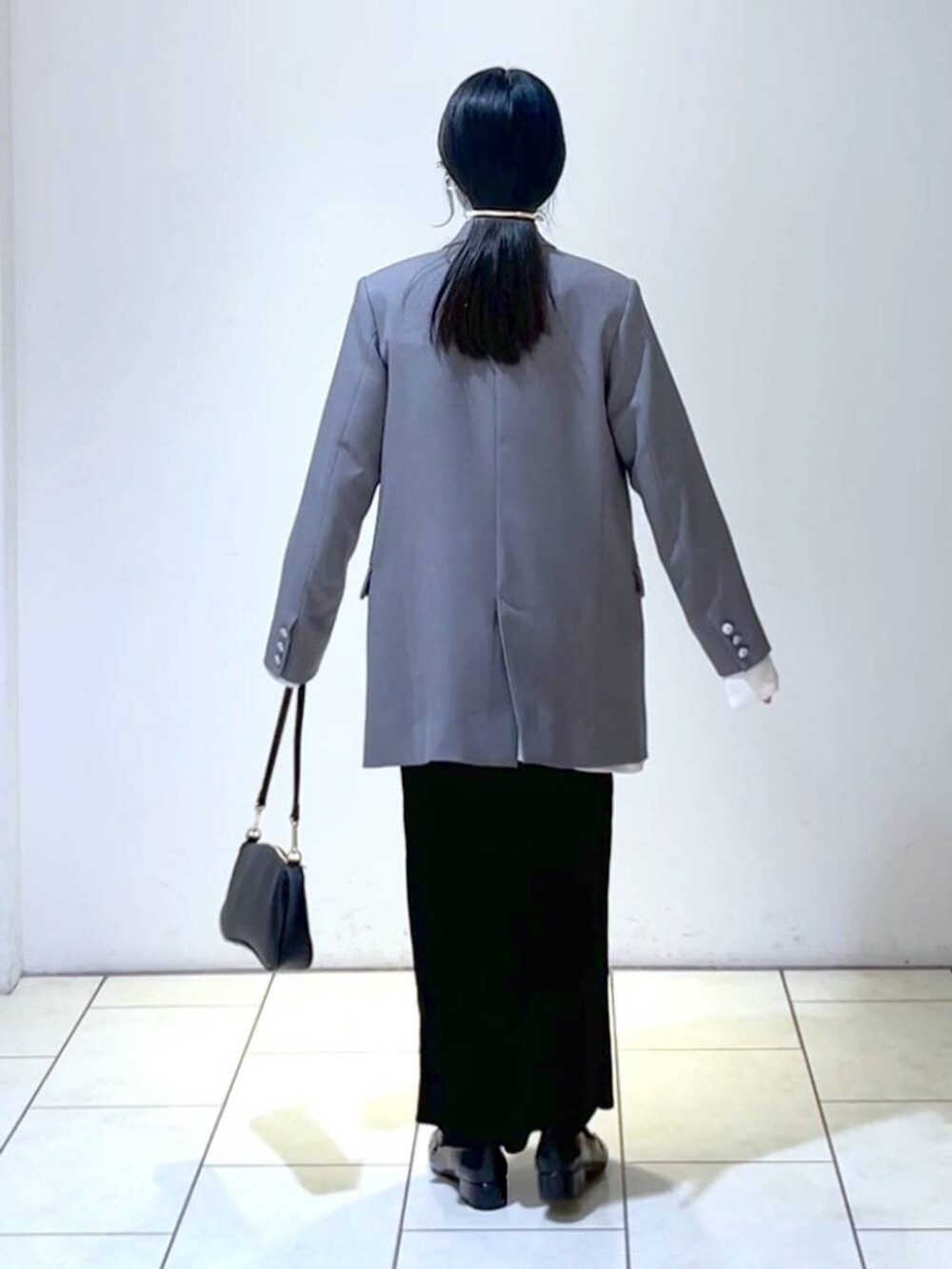 ホワイト系のシャツ/ブラウス、ブラック系のローファー、ブラック系のショルダーバッグを着用したレディースの春コーディネートの3枚目の写真