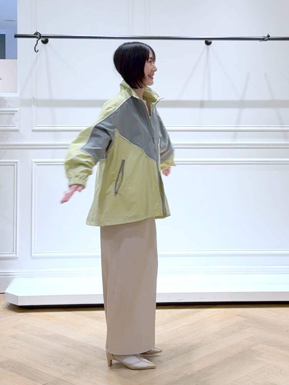 ホワイト系のスカート、イエロー系のブルゾン、ホワイト系のニット/セーターを着用したレディースの春コーディネートの3枚目の写真