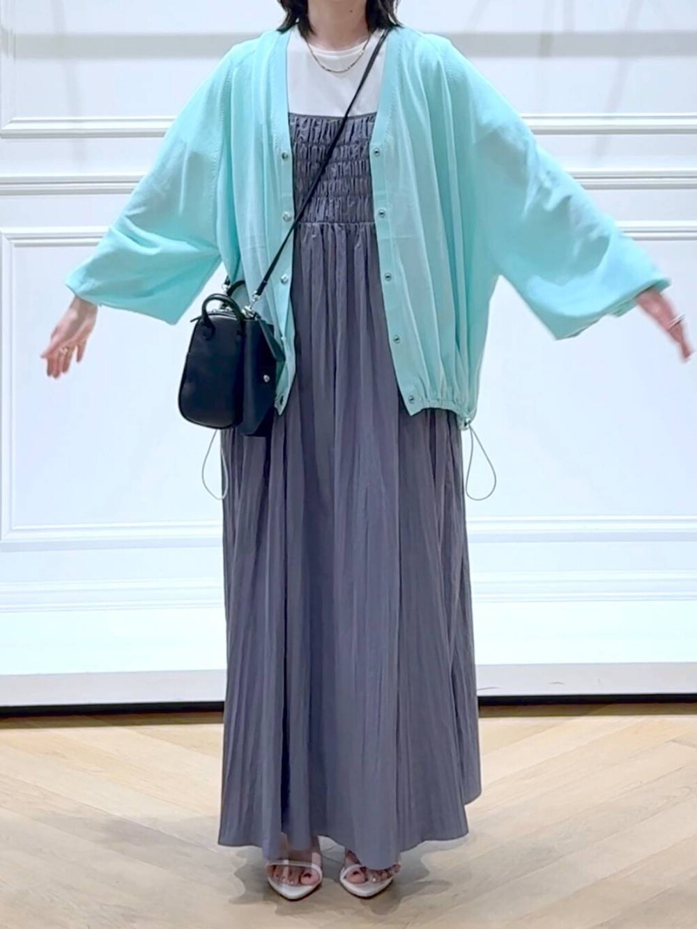 グリーン系のカーディガン/ボレロ、ホワイト系のサンダル、ホワイト系のTシャツ/カットソーを着用したレディースの夏コーディネートの2枚目の写真
