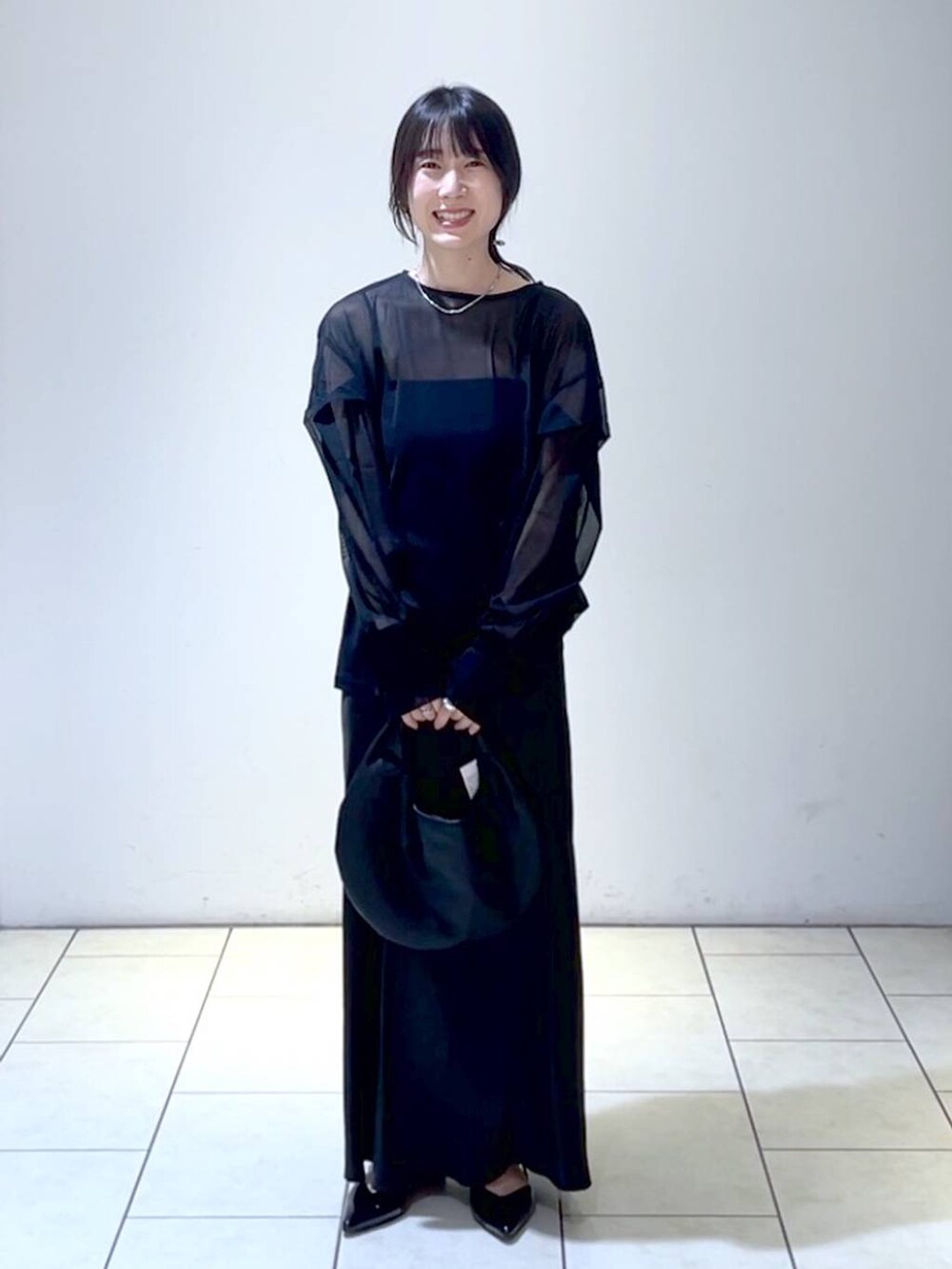 ブラック系のスカート、ブラック系のキャミソール、ブラック系のシャツ/ブラウスを着用したレディースの夏コーディネートの6枚目の写真