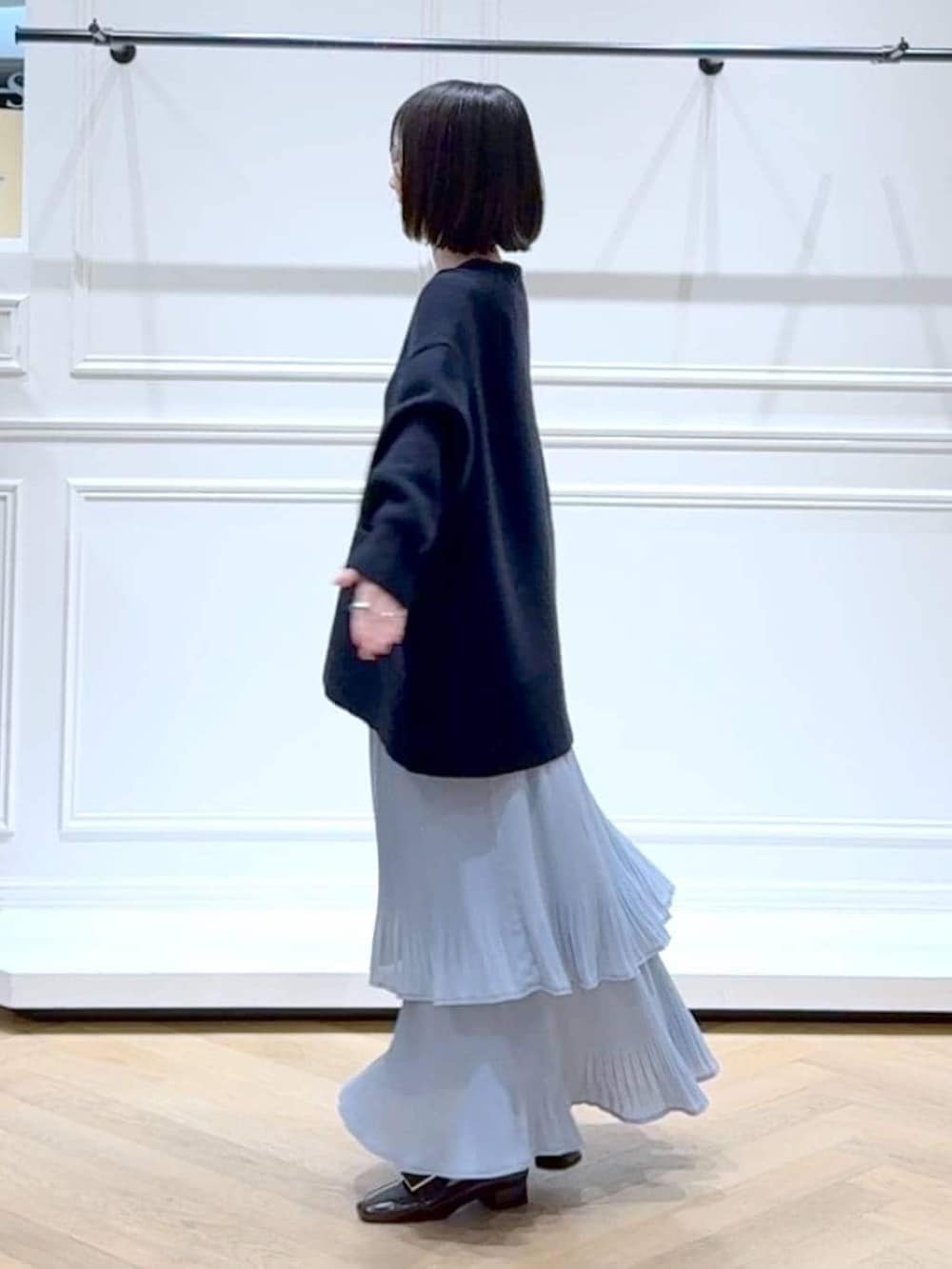 ブルー系のスカート、ブルー系のカーディガン/ボレロ、ブラック系のショルダーバッグを着用したレディースの春コーディネートの5枚目の写真