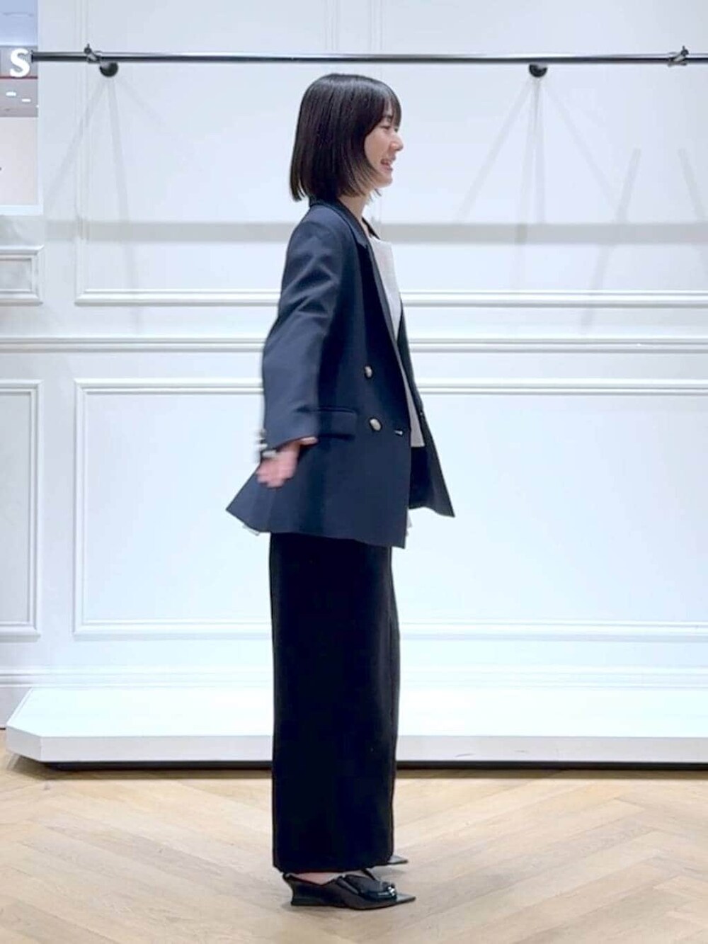 ブルー系のテーラードジャケット、ホワイト系のシャツ/ブラウス、ブラック系のサンダルを着用したレディースの春コーディネートの3枚目の写真