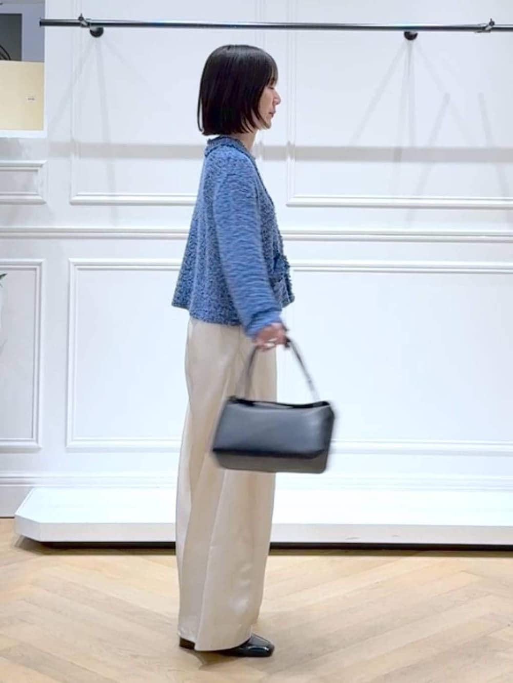 ホワイト系のその他パンツ、ブラック系のローファー、ブルー系のカーディガン/ボレロを着用したレディースの春コーディネートの3枚目の写真