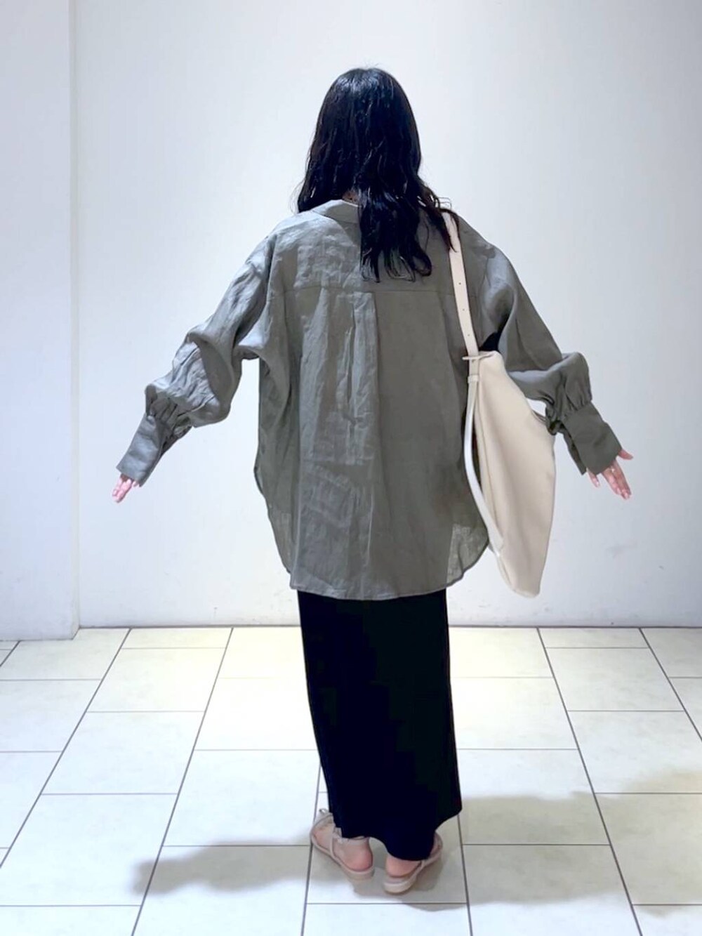 グレー系のシャツ/ブラウス、ホワイト系のトートバッグ、ホワイト系のサンダルを着用したレディースの春コーディネートの4枚目の写真