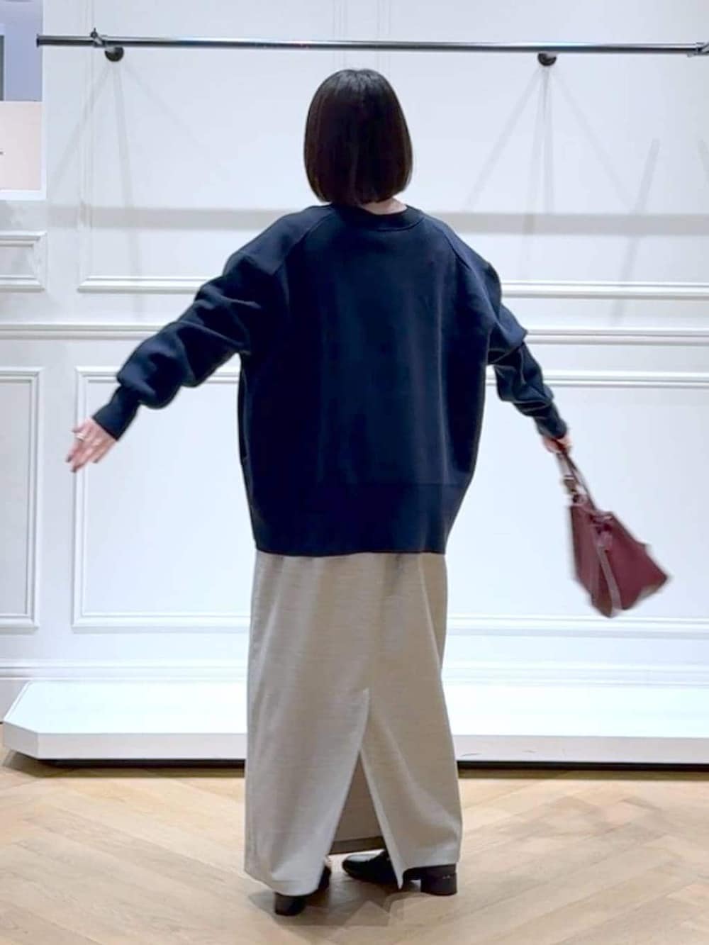 ブラック系のローファー、ブルー系のカーディガン/ボレロ、ベージュ系のショルダーバッグを着用したレディースの春コーディネートの4枚目の写真