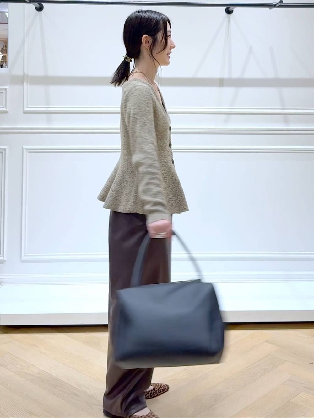 ブラウン系のその他パンツ、ブラック系のボストンバッグ、ブラウン系のパンプスを着用したレディースの秋コーディネートの3枚目の写真