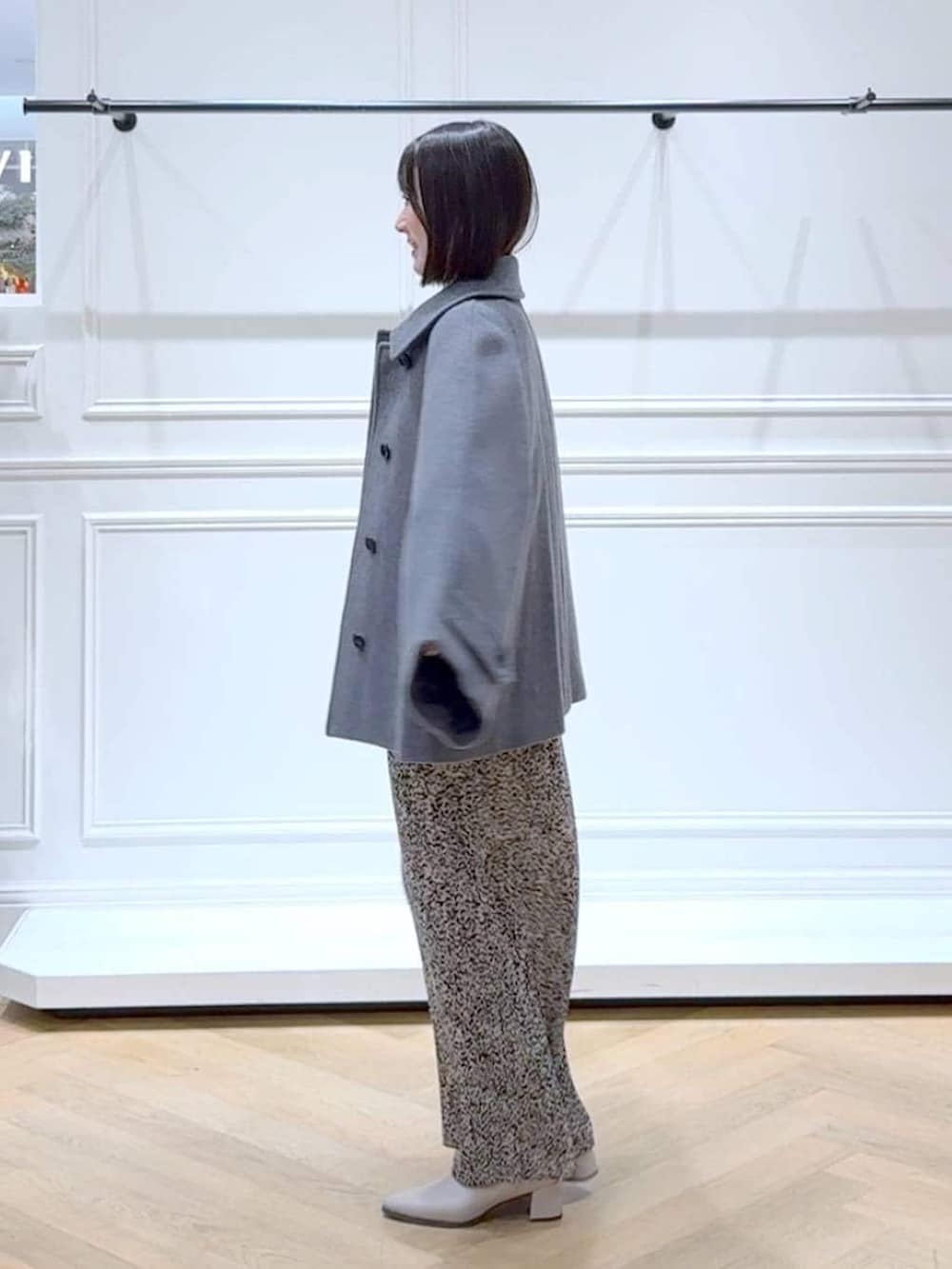 ベージュ系のブーツ、ホワイト系のニット/セーター、ベージュ系のスカートを着用したレディースの冬コーディネートの5枚目の写真