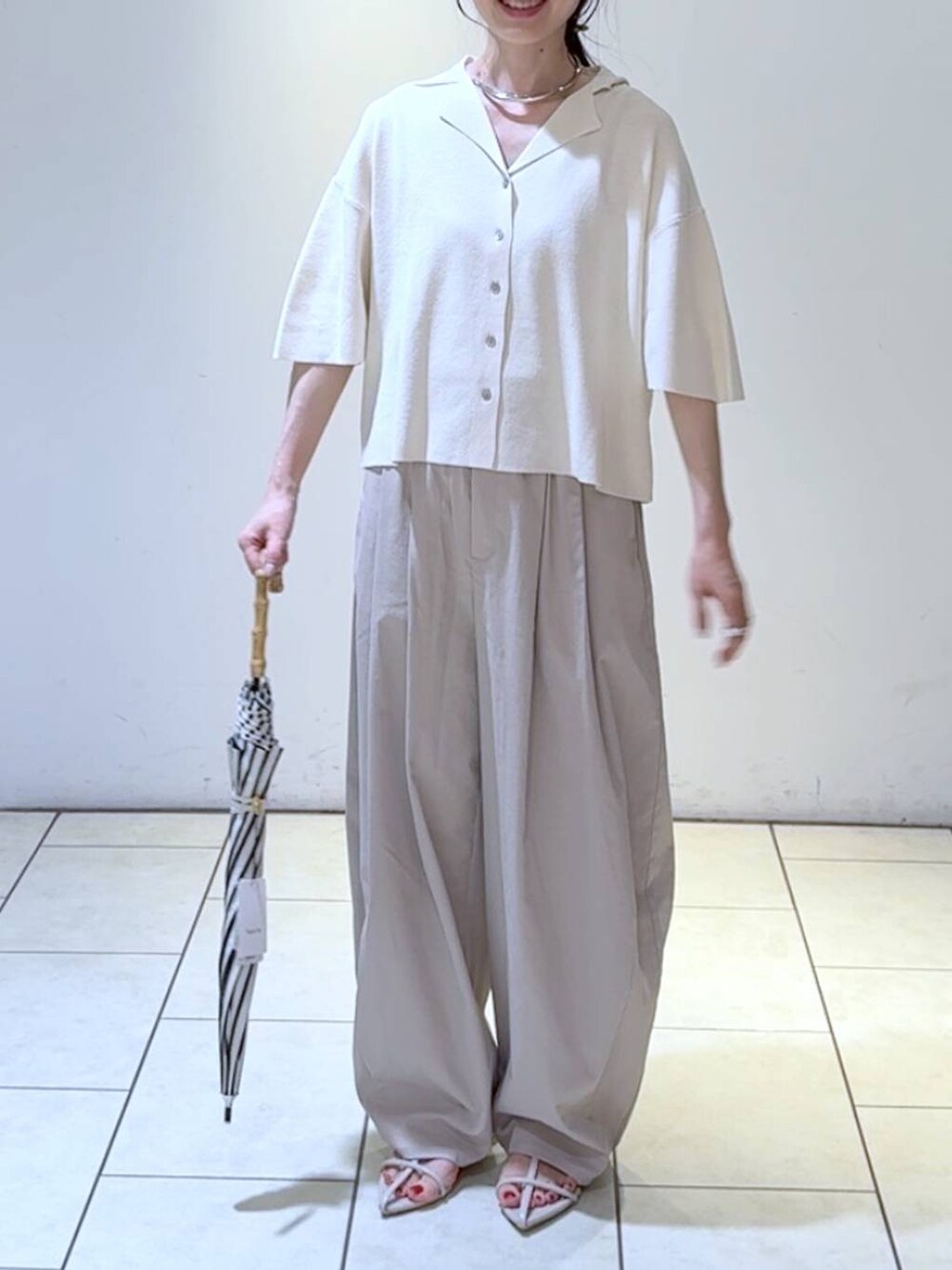 ホワイト系のサンダル、グレー系のその他パンツ、ホワイト系のカーディガン/ボレロを着用したレディースの春コーディネートの2枚目の写真