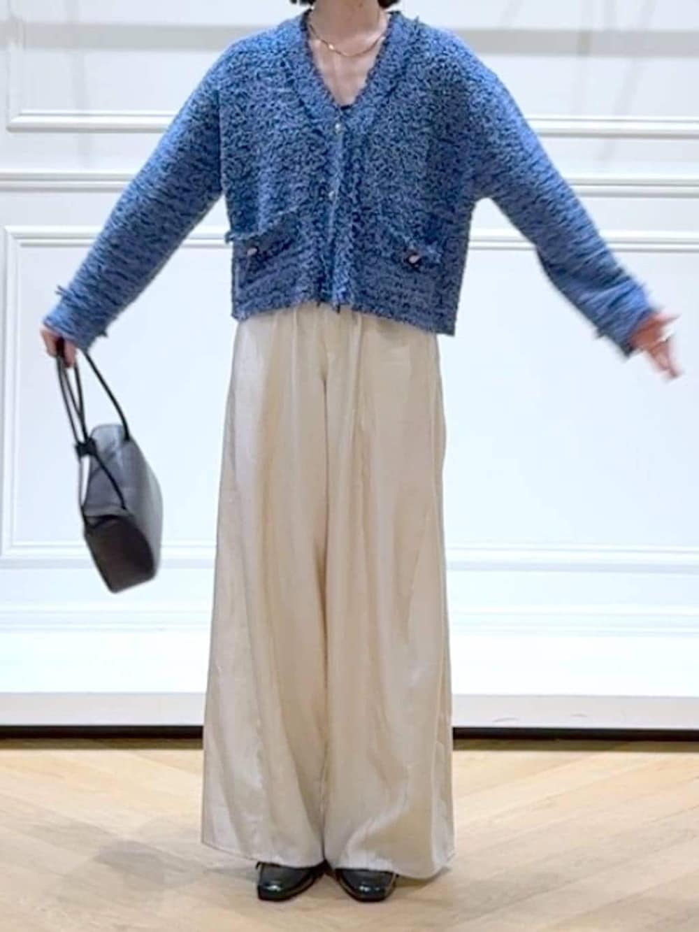 ホワイト系のその他パンツ、ブラック系のローファー、ブルー系のカーディガン/ボレロを着用したレディースの春コーディネートの2枚目の写真