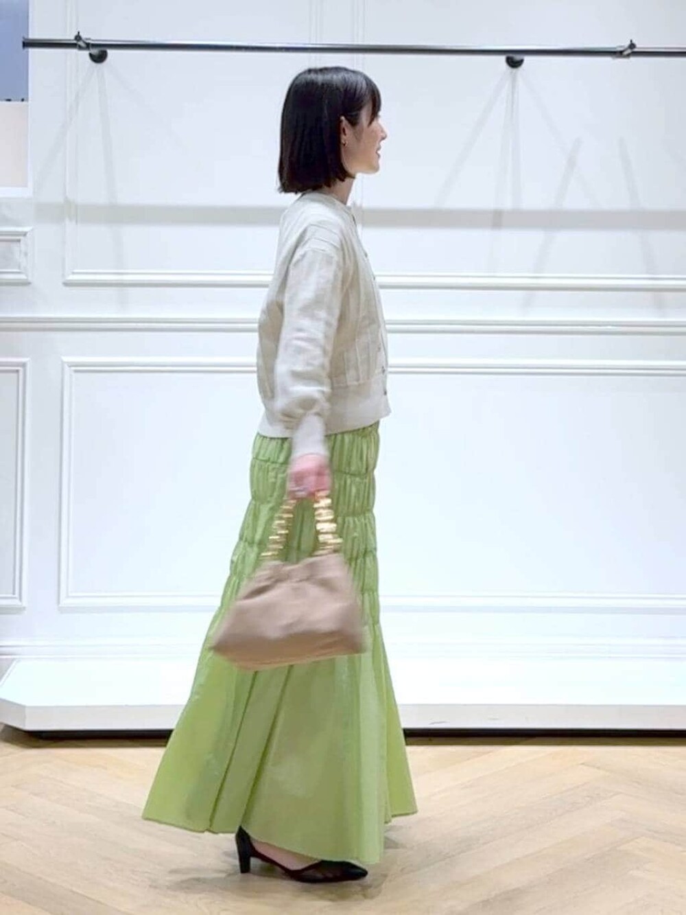 ホワイト系のカーディガン/ボレロ、ベージュ系のショルダーバッグ、ブラック系のパンプスを着用したレディースの春コーディネートの3枚目の写真