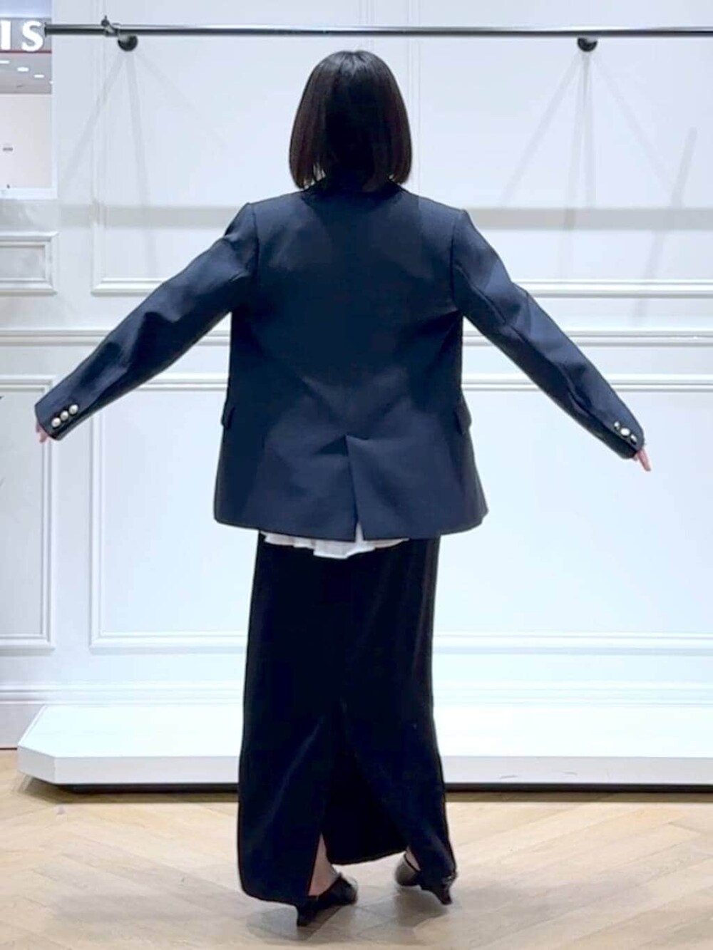 ブルー系のテーラードジャケット、ホワイト系のシャツ/ブラウス、ブラック系のサンダルを着用したレディースの春コーディネートの4枚目の写真