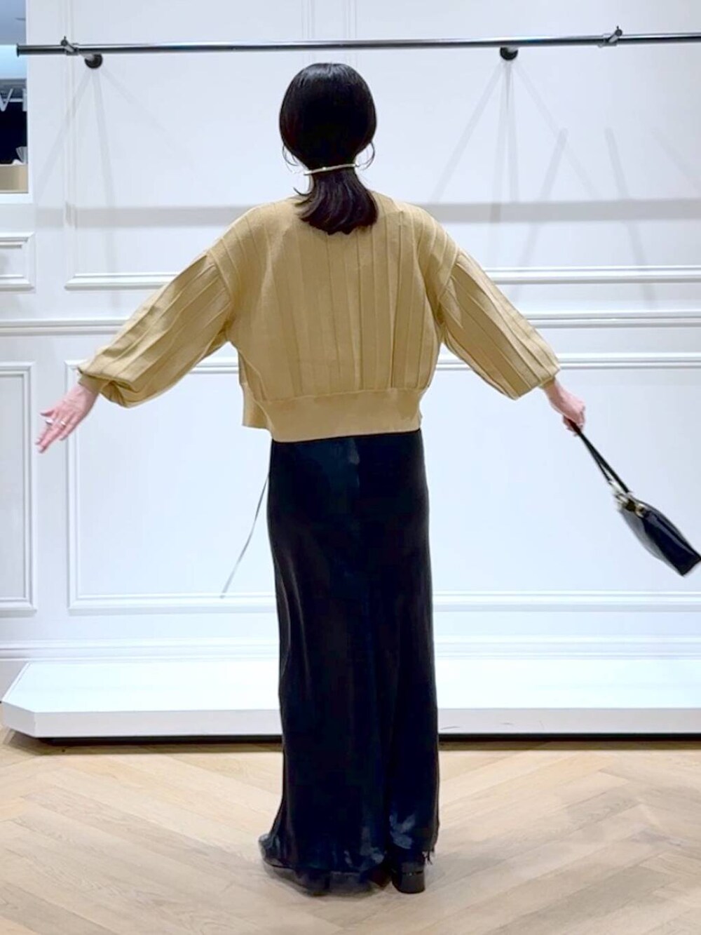 ベージュ系のカーディガン/ボレロ、ブラック系のローファー、ブルー系のワンピースを着用したレディースの秋コーディネートの4枚目の写真