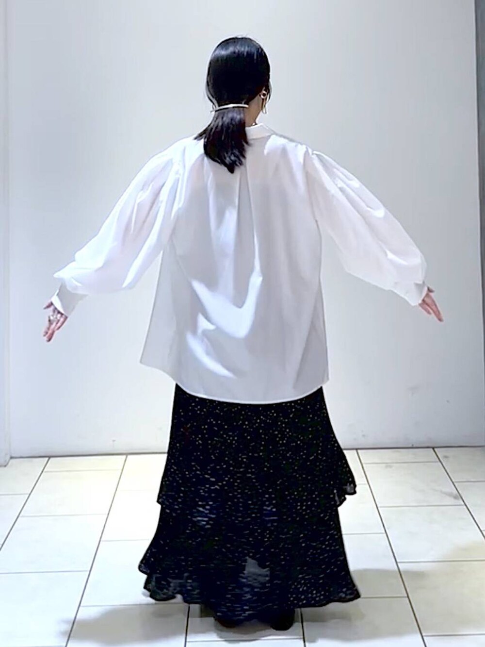 ホワイト系のシャツ/ブラウス、グレー系のスカート、ブラック系のバレエシューズを着用したレディースの秋コーディネートの4枚目の写真