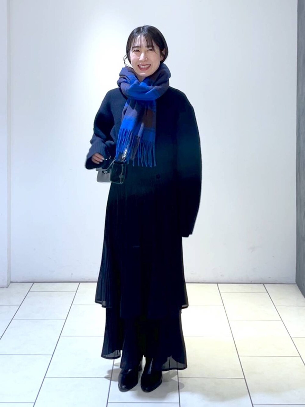 「ゆったり、きれいめ、カジュアル、クリスマス、ニット、スカート、ストール、バッグ、ママコーデ、低身長、冬コーデ、体型カバー、着痩せ・細見え、apart by lowrys、シンプルコーデ」|「A part byのカシミヤコンショートプルオーバーニット(ニット/セーター、ブルー系)」を使った、なかみさん(レディース・154cm)の冬コーディネートの6枚目の写真