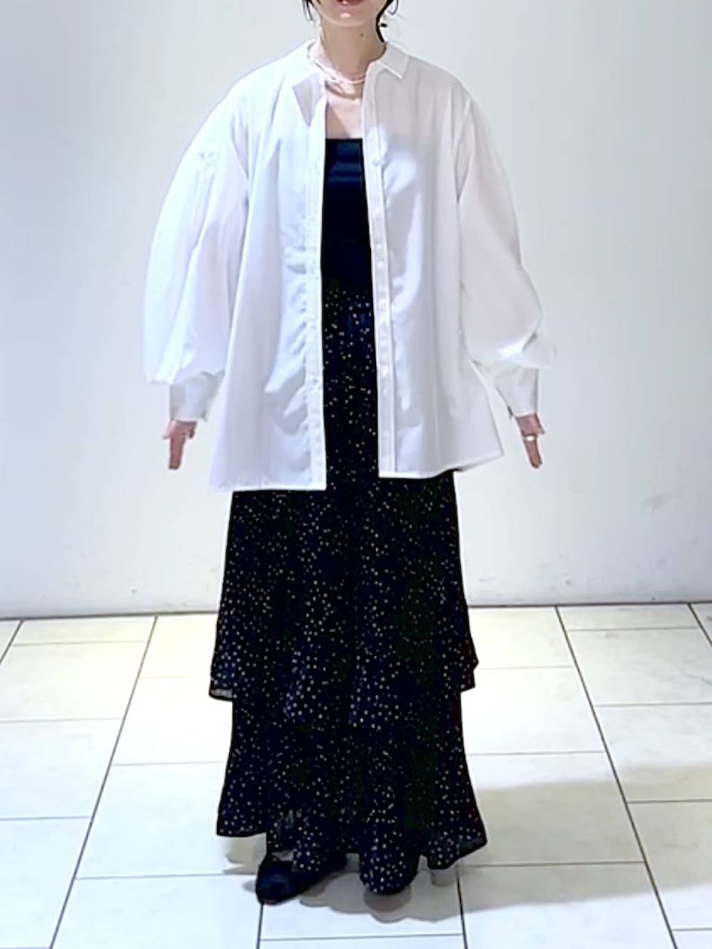 ホワイト系のシャツ/ブラウス、グレー系のスカート、ブラック系のバレエシューズを着用したレディースの秋コーディネートの2枚目の写真