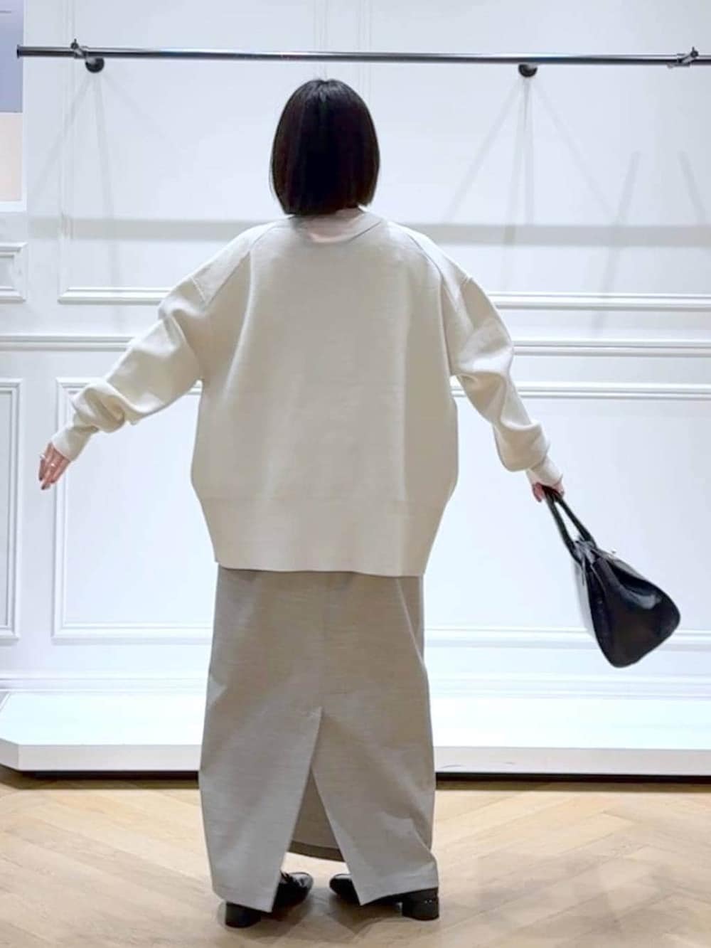 ブラック系のローファー、ホワイト系のカーディガン/ボレロ、ホワイト系のTシャツ/カットソーを着用したレディースの春コーディネートの4枚目の写真