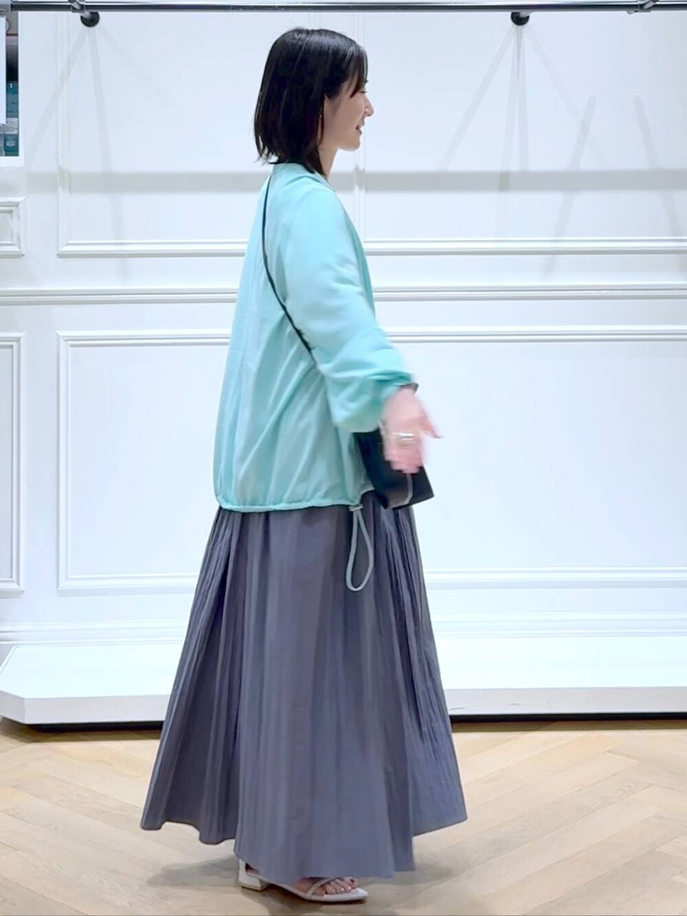 グリーン系のカーディガン/ボレロ、ホワイト系のサンダル、ホワイト系のTシャツ/カットソーを着用したレディースの夏コーディネートの3枚目の写真