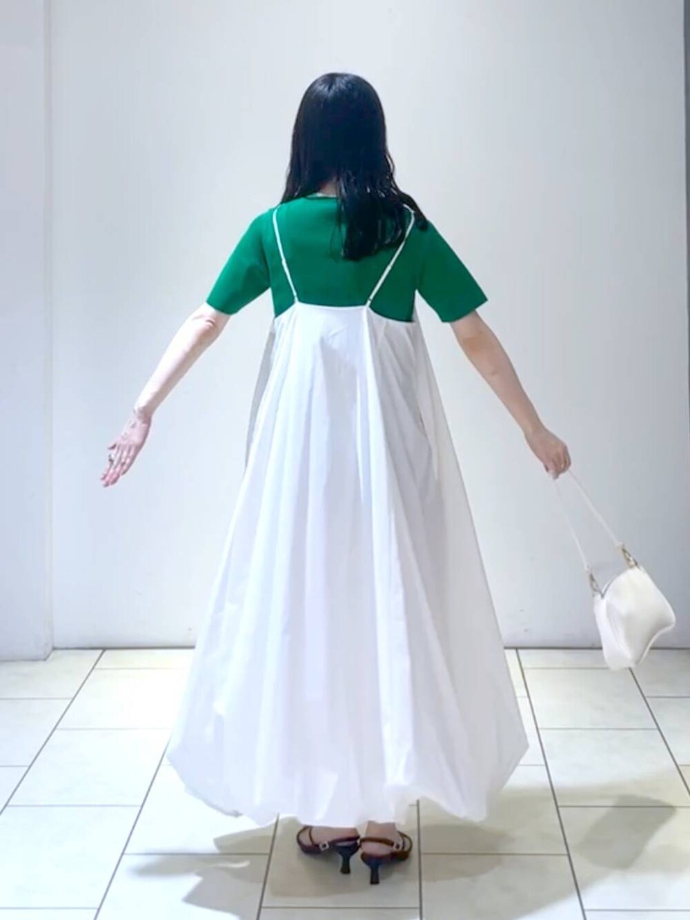 ブラック系のサンダル、グリーン系のTシャツ/カットソー、ホワイト系のショルダーバッグを着用したレディースの夏コーディネートの3枚目の写真