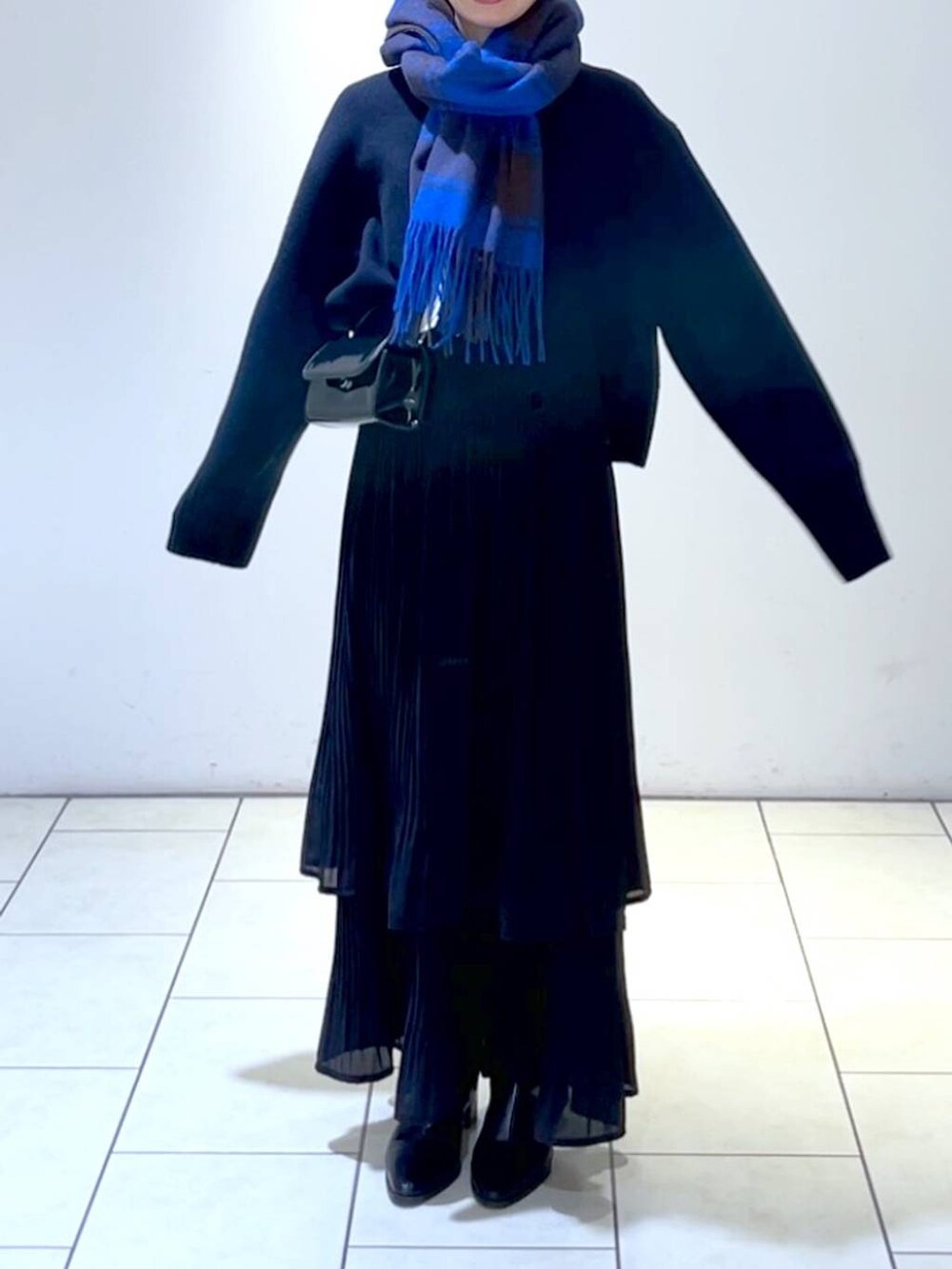 「ゆったり、きれいめ、カジュアル、クリスマス、ニット、スカート、ストール、バッグ、ママコーデ、低身長、冬コーデ、体型カバー、着痩せ・細見え、apart by lowrys、シンプルコーデ」|「A part byのカシミヤコンショートプルオーバーニット(ニット/セーター、ブルー系)」を使った、なかみさん(レディース・154cm)の冬コーディネートの2枚目の写真