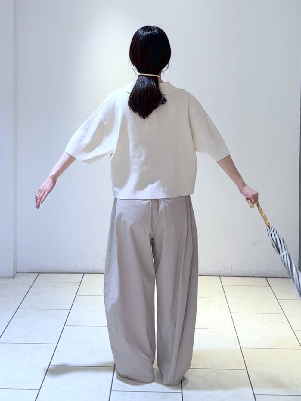 ホワイト系のサンダル、グレー系のその他パンツ、ホワイト系のカーディガン/ボレロを着用したレディースの春コーディネートの4枚目の写真