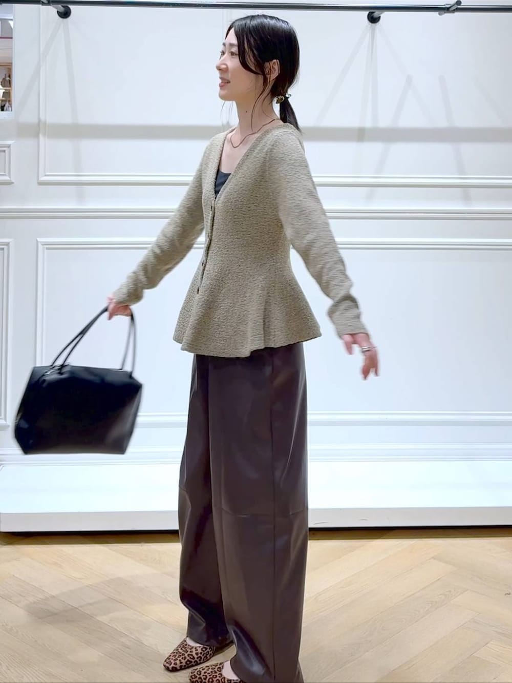 ブラウン系のその他パンツ、ブラック系のボストンバッグ、ブラウン系のパンプスを着用したレディースの秋コーディネートの5枚目の写真