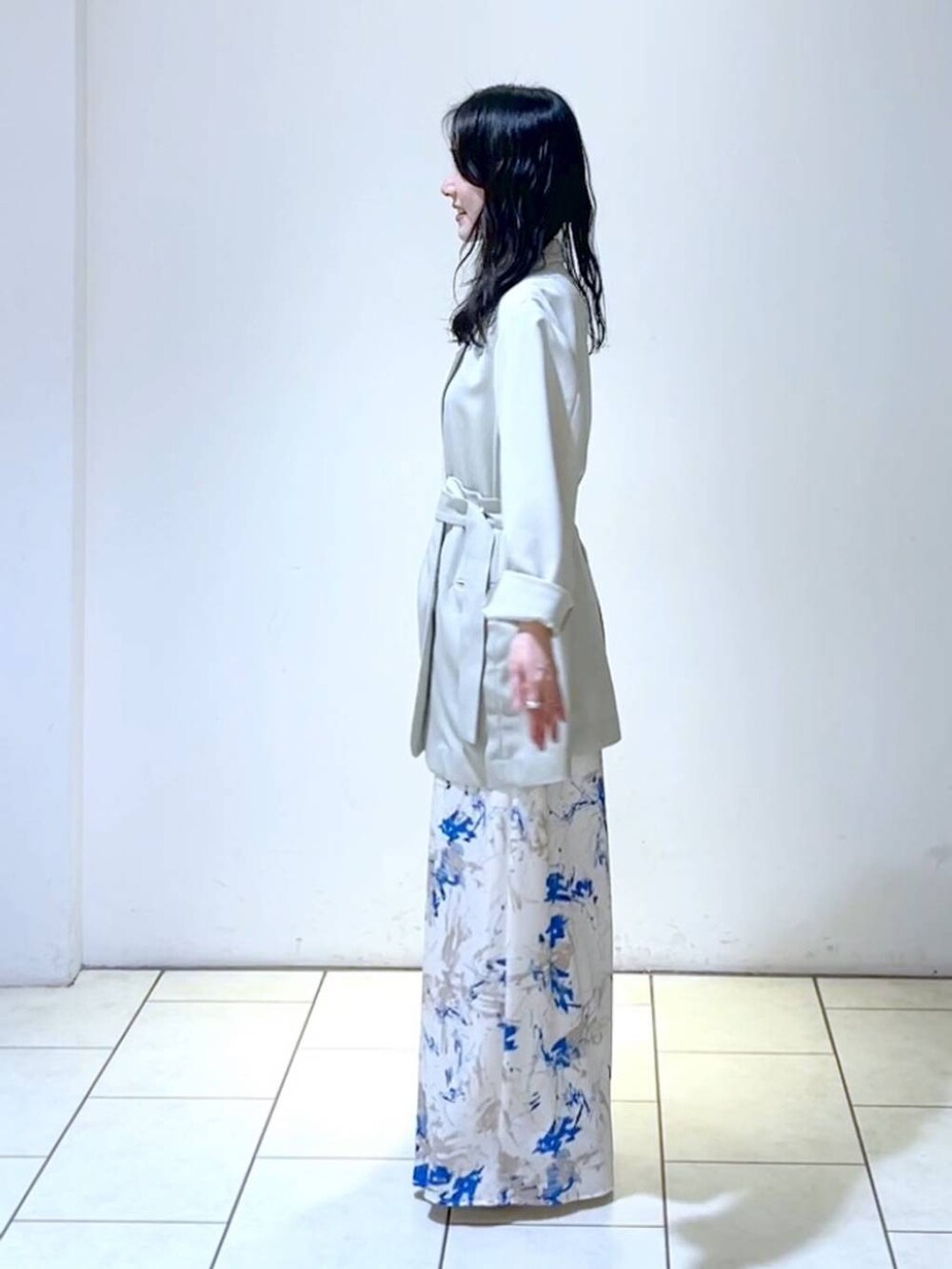 シルバー系のサンダル、ブルー系のスカート、ベージュ系のテーラードジャケットを着用したレディースの春コーディネートの5枚目の写真