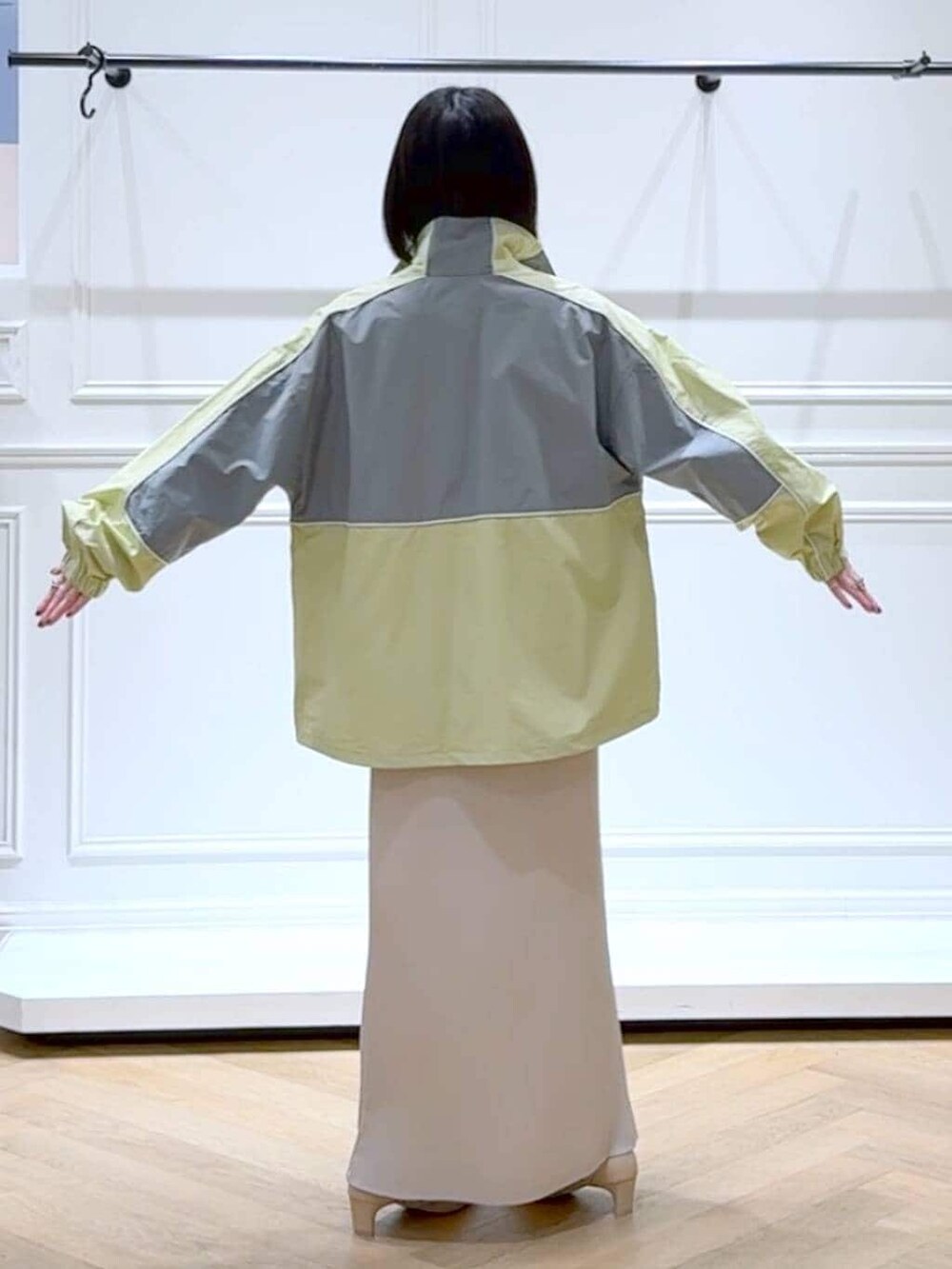 ホワイト系のスカート、イエロー系のブルゾン、ホワイト系のニット/セーターを着用したレディースの春コーディネートの4枚目の写真