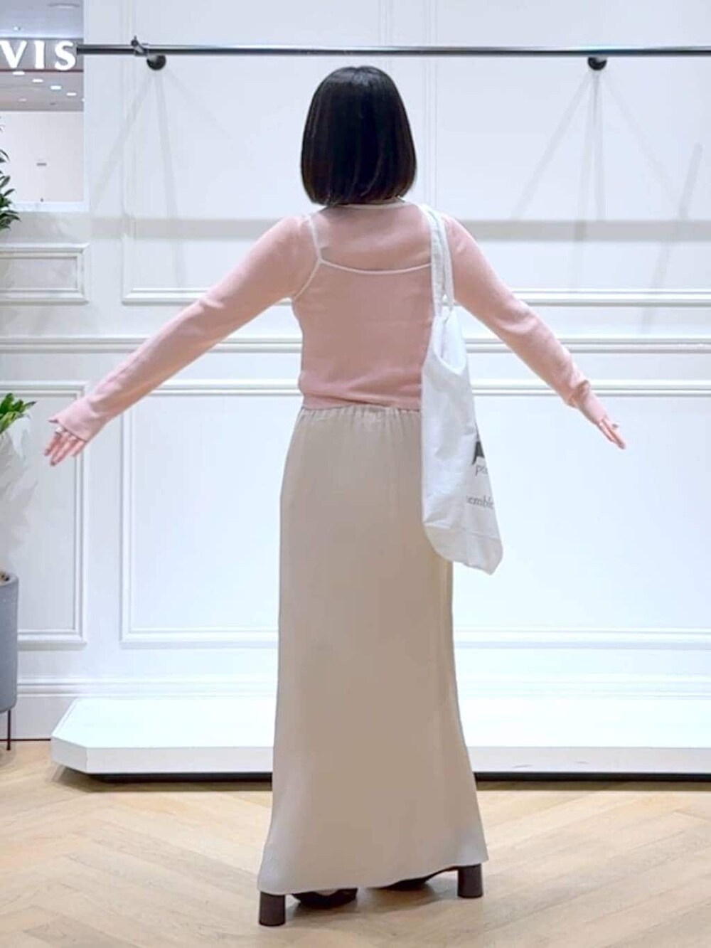 ホワイト系のスカート、ピンク系のTシャツ/カットソー、レッド系のパンプスを着用したレディースの春コーディネートの4枚目の写真