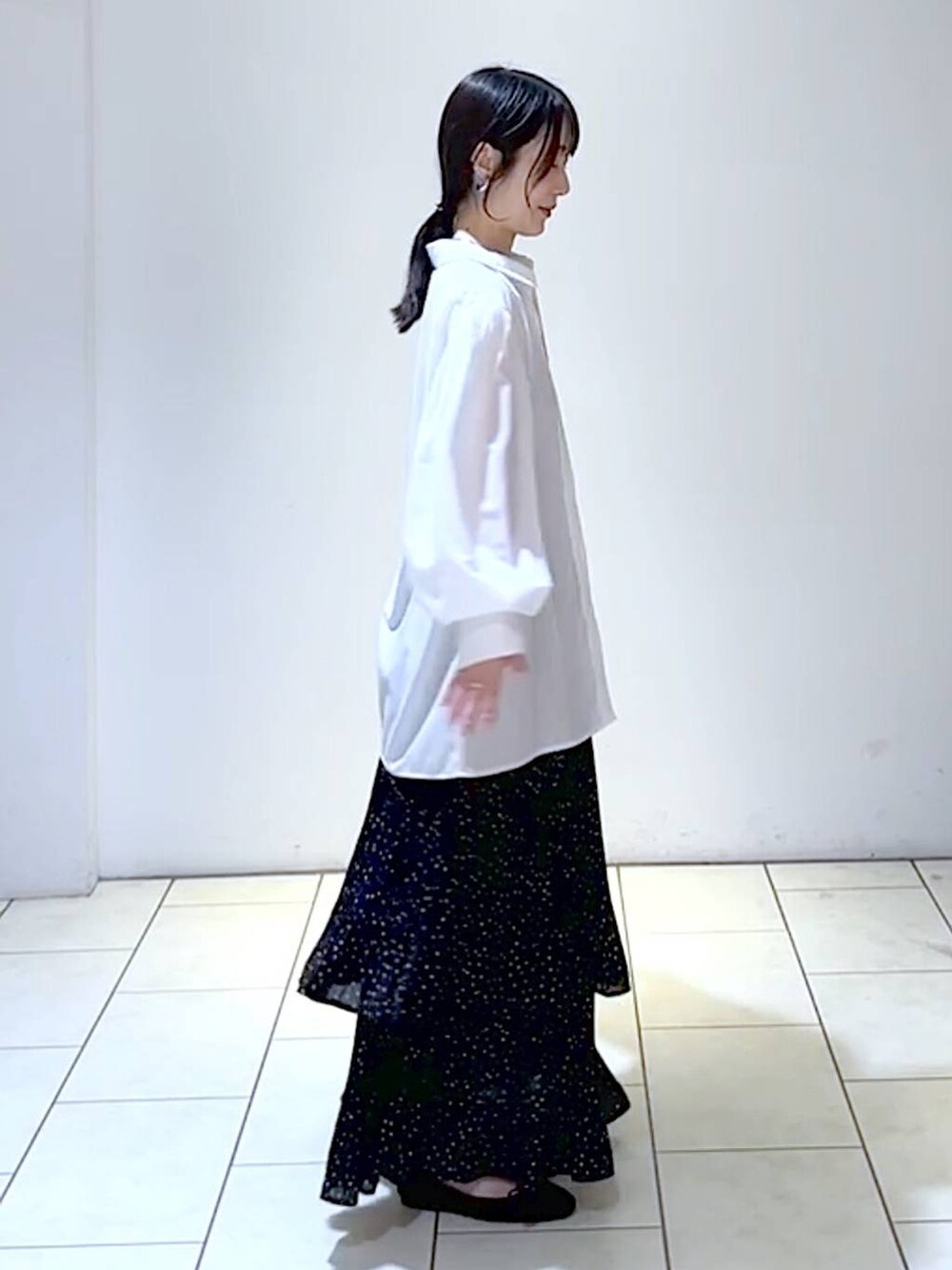 ホワイト系のシャツ/ブラウス、グレー系のスカート、ブラック系のバレエシューズを着用したレディースの秋コーディネートの3枚目の写真