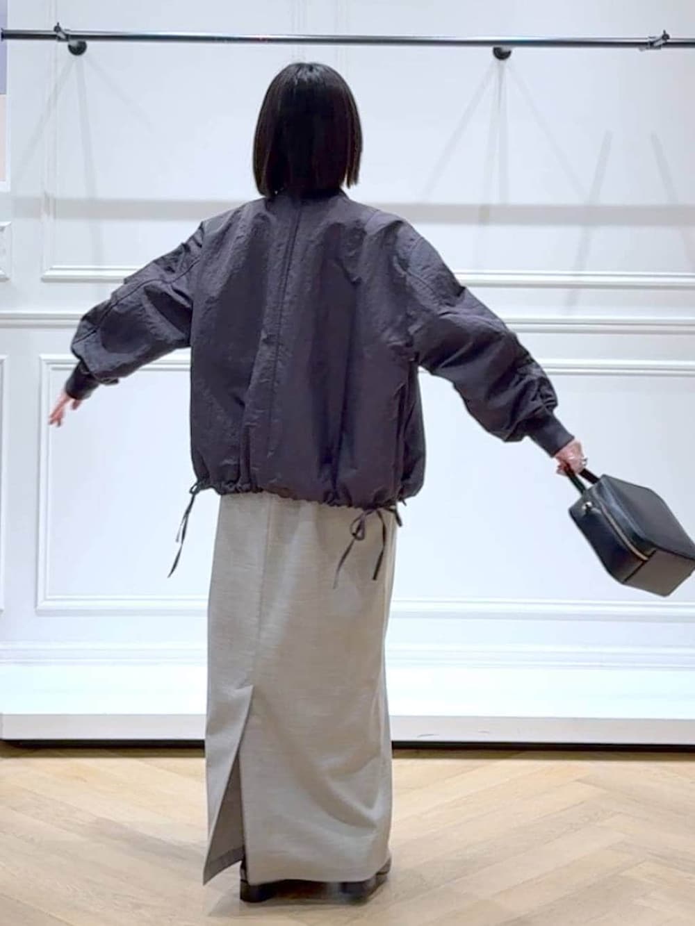 ブラック系のローファー、グレー系のMA-1、ホワイト系のTシャツ/カットソーを着用したレディースの春コーディネートの4枚目の写真