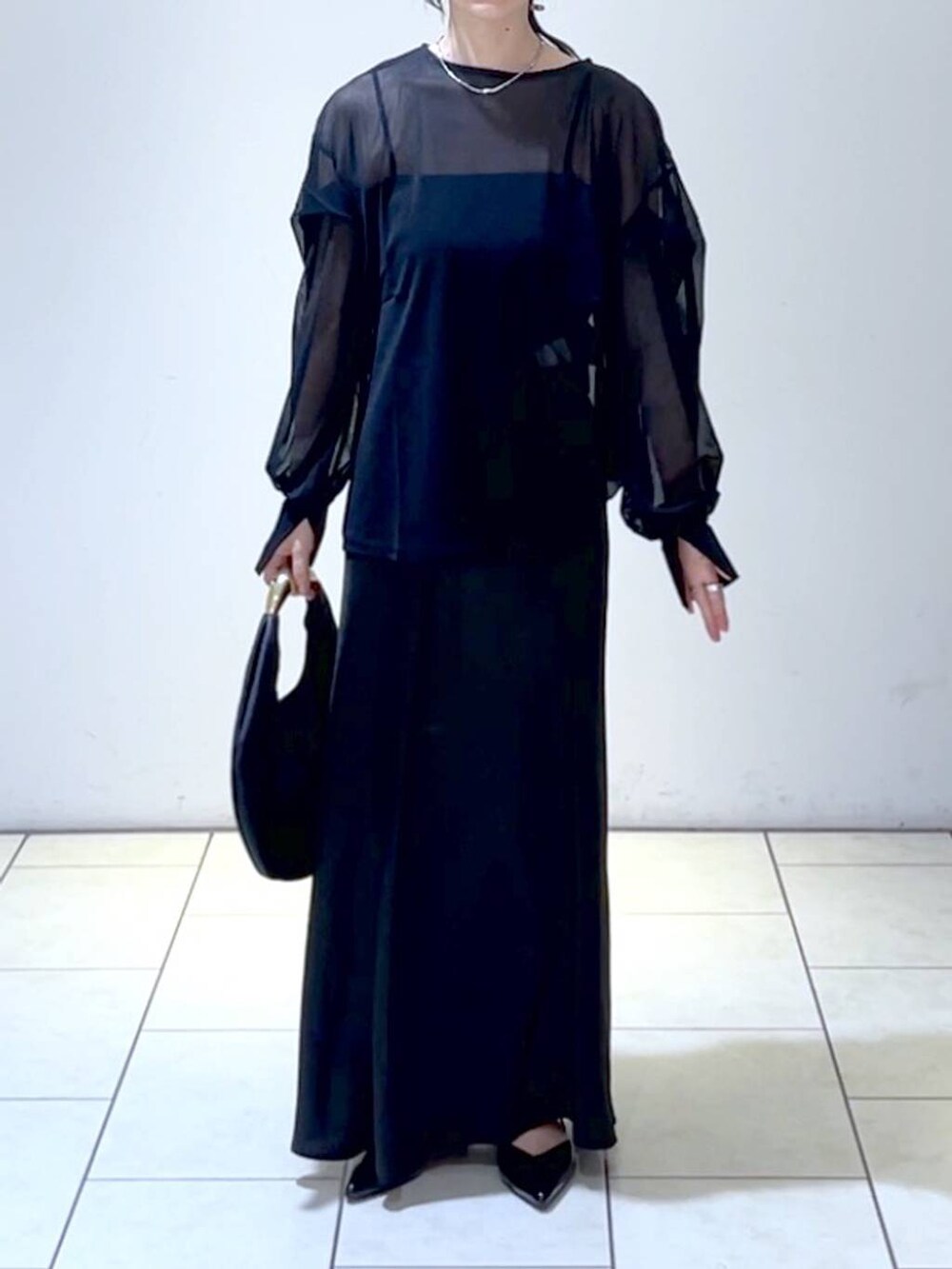 ブラック系のスカート、ブラック系のキャミソール、ブラック系のシャツ/ブラウスを着用したレディースの夏コーディネートの2枚目の写真