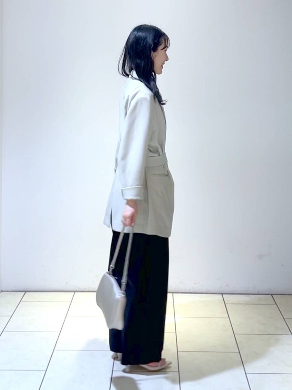 ホワイト系のサンダル、シルバー系のショルダーバッグ、ブラック系のその他パンツを着用したレディースの春コーディネートの3枚目の写真