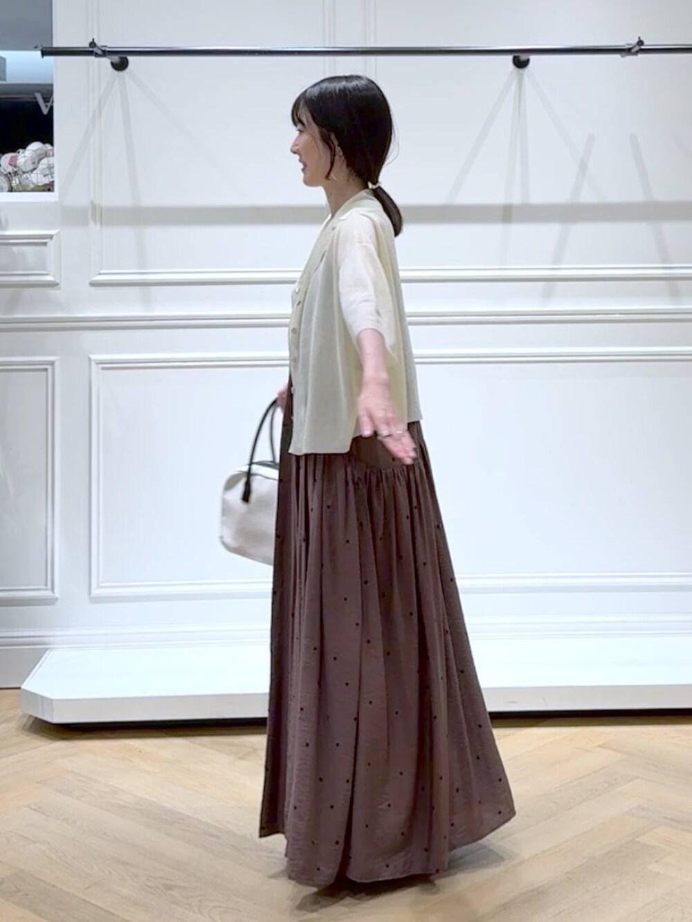 ブラック系のボストンバッグ、ブラウン系のワンピース、ブラック系のサンダルを着用したレディースの夏コーディネートの5枚目の写真