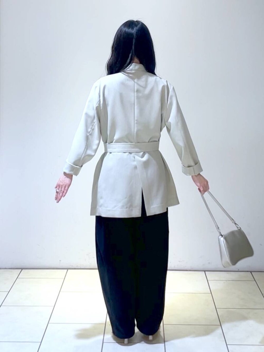 ホワイト系のサンダル、シルバー系のショルダーバッグ、ブラック系のその他パンツを着用したレディースの春コーディネートの4枚目の写真