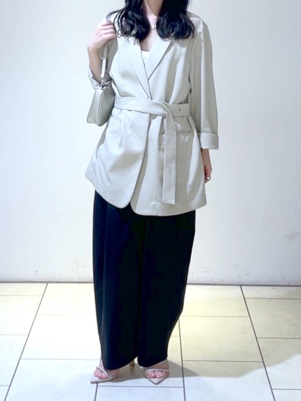 ホワイト系のサンダル、シルバー系のショルダーバッグ、ブラック系のその他パンツを着用したレディースの春コーディネートの2枚目の写真