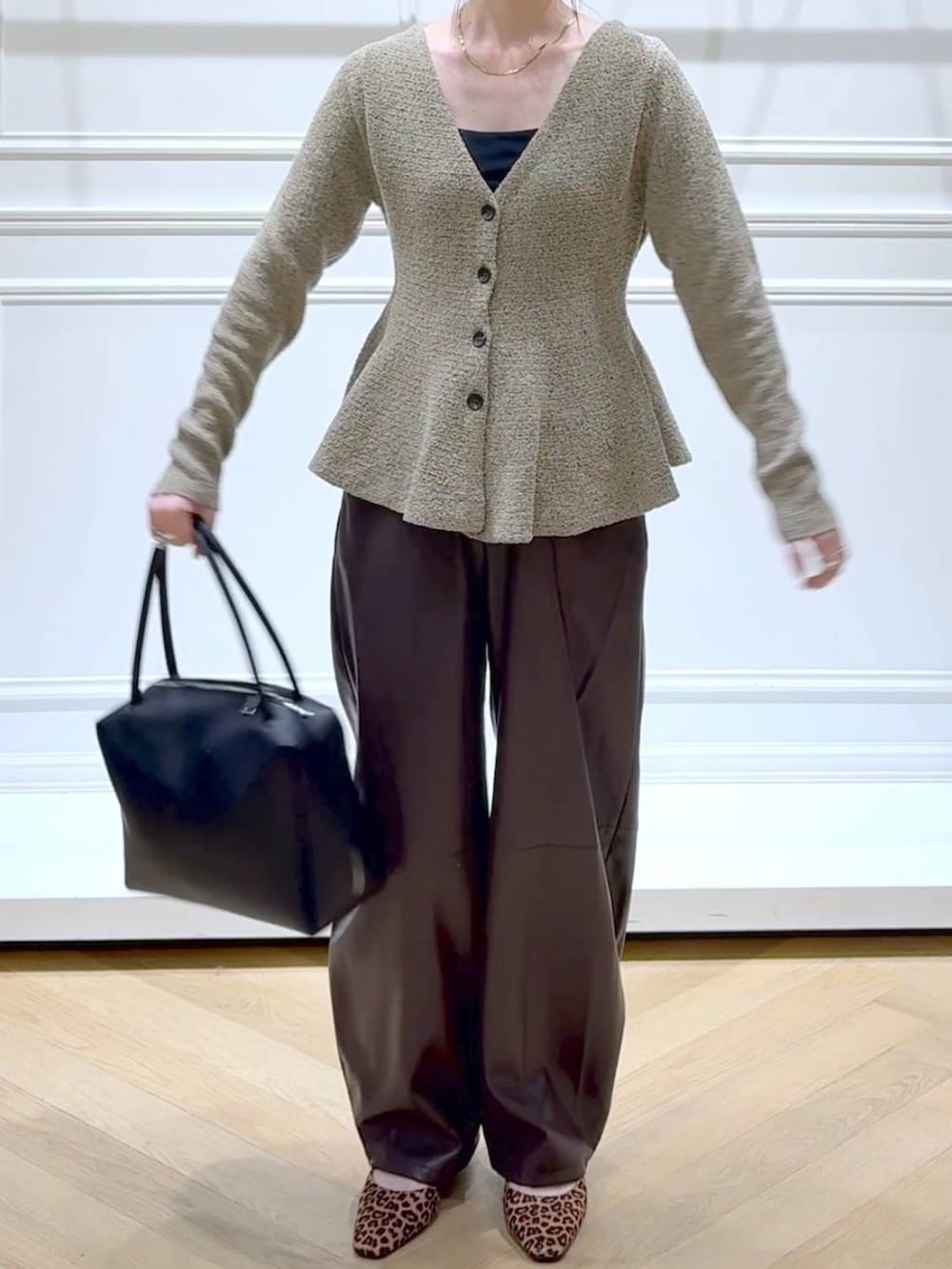 ブラウン系のその他パンツ、ブラック系のボストンバッグ、ブラウン系のパンプスを着用したレディースの秋コーディネートの2枚目の写真
