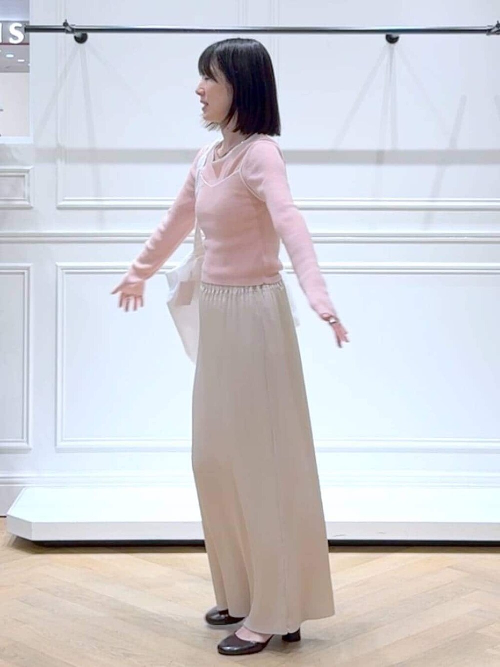 ホワイト系のスカート、ピンク系のTシャツ/カットソー、レッド系のパンプスを着用したレディースの春コーディネートの5枚目の写真