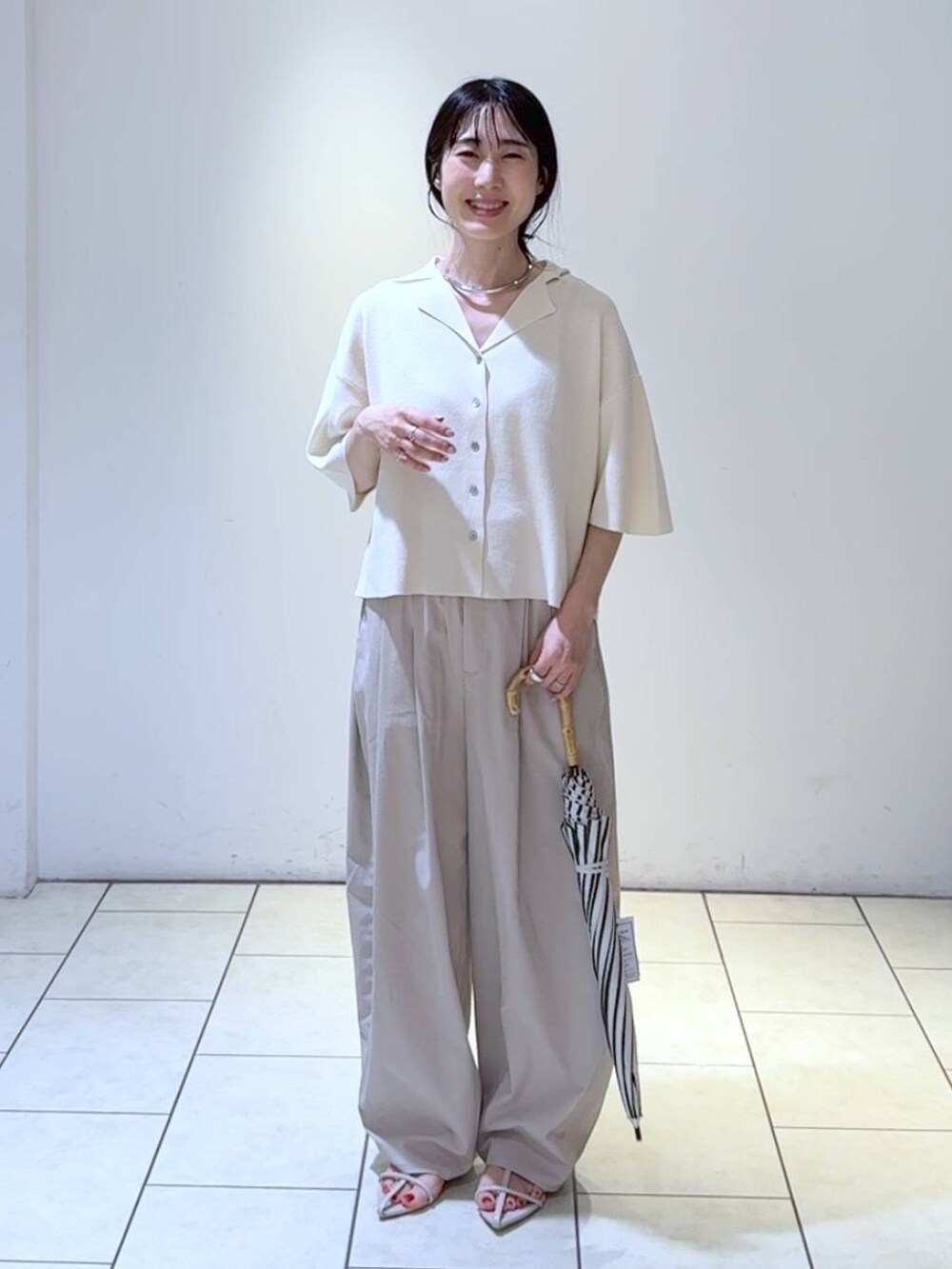 ホワイト系のサンダル、グレー系のその他パンツ、ホワイト系のカーディガン/ボレロを着用したレディースの春コーディネートの6枚目の写真