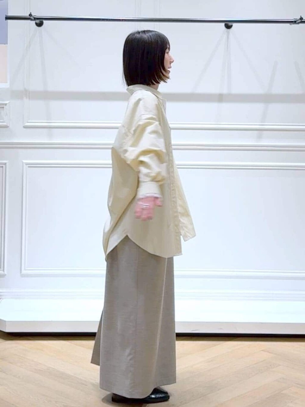 ブラック系のローファー、ホワイト系のTシャツ/カットソー、イエロー系のシャツ/ブラウスを着用したレディースの春コーディネートの3枚目の写真