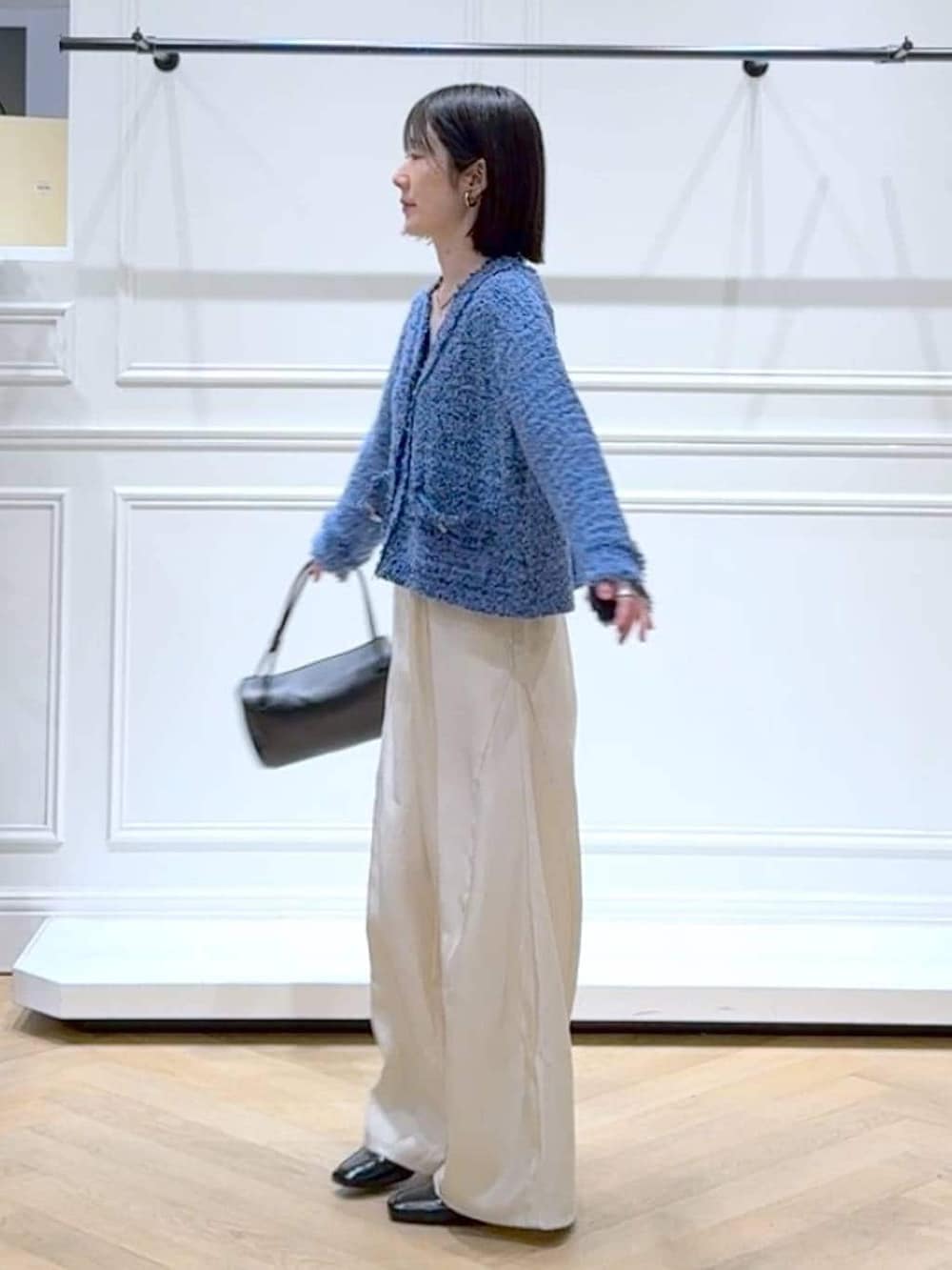ホワイト系のその他パンツ、ブラック系のローファー、ブルー系のカーディガン/ボレロを着用したレディースの春コーディネートの5枚目の写真