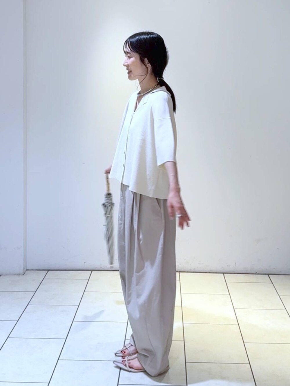 ホワイト系のサンダル、グレー系のその他パンツ、ホワイト系のカーディガン/ボレロを着用したレディースの春コーディネートの5枚目の写真