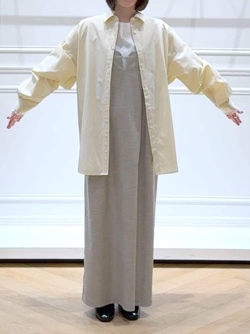 ブラック系のローファー、ホワイト系のTシャツ/カットソー、イエロー系のシャツ/ブラウスを着用したレディースの春コーディネートの2枚目の写真