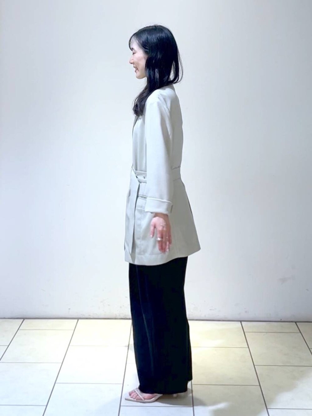 ホワイト系のサンダル、シルバー系のショルダーバッグ、ブラック系のその他パンツを着用したレディースの春コーディネートの5枚目の写真
